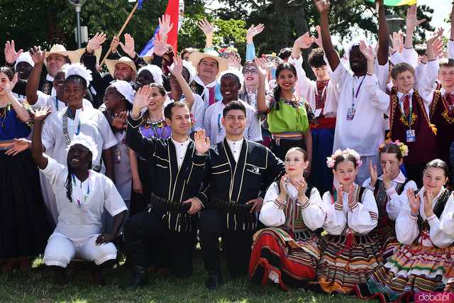 [WIDEO/FOTO] Występy zagranicznych zespołów podczas Śniadania na Trawie w Forcie Gaj. Ruszył 33. Międzynarodowy Festiwal Folkloru