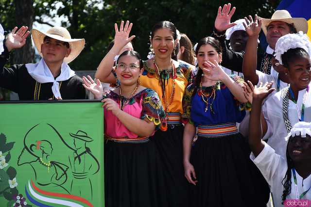 [WIDEO/FOTO] Występy zagranicznych zespołów podczas Śniadania na Trawie w Forcie Gaj. Ruszył 33. Międzynarodowy Festiwal Folkloru