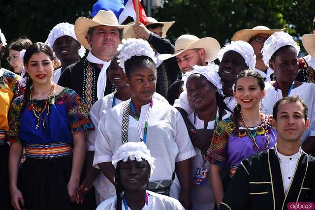[WIDEO/FOTO] Występy zagranicznych zespołów podczas Śniadania na Trawie w Forcie Gaj. Ruszył 33. Międzynarodowy Festiwal Folkloru