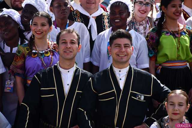 [WIDEO/FOTO] Występy zagranicznych zespołów podczas Śniadania na Trawie w Forcie Gaj. Ruszył 33. Międzynarodowy Festiwal Folkloru
