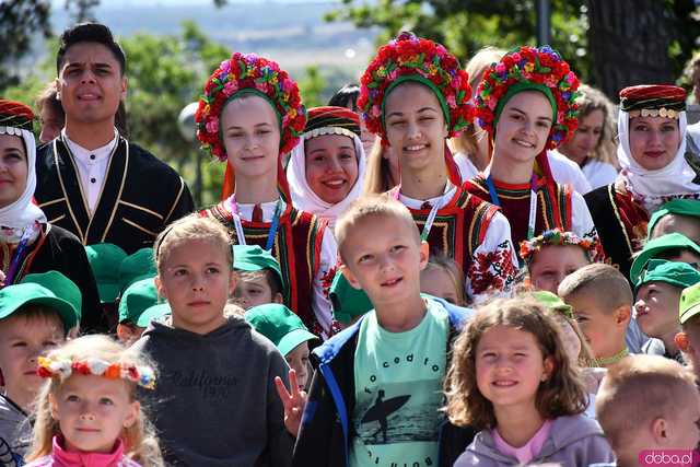 [WIDEO/FOTO] Występy zagranicznych zespołów podczas Śniadania na Trawie w Forcie Gaj. Ruszył 33. Międzynarodowy Festiwal Folkloru