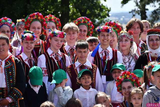 [WIDEO/FOTO] Występy zagranicznych zespołów podczas Śniadania na Trawie w Forcie Gaj. Ruszył 33. Międzynarodowy Festiwal Folkloru