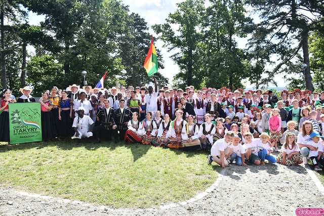 [WIDEO/FOTO] Występy zagranicznych zespołów podczas Śniadania na Trawie w Forcie Gaj. Ruszył 33. Międzynarodowy Festiwal Folkloru