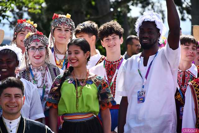 [WIDEO/FOTO] Występy zagranicznych zespołów podczas Śniadania na Trawie w Forcie Gaj. Ruszył 33. Międzynarodowy Festiwal Folkloru