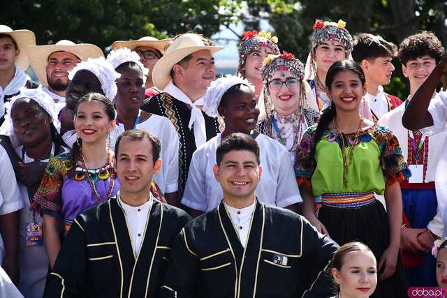 [WIDEO/FOTO] Występy zagranicznych zespołów podczas Śniadania na Trawie w Forcie Gaj. Ruszył 33. Międzynarodowy Festiwal Folkloru