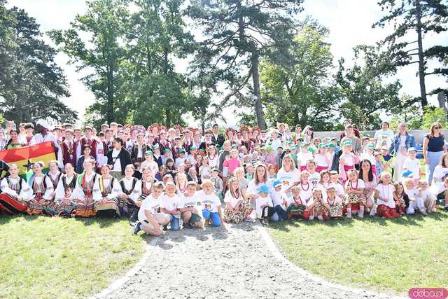 [WIDEO/FOTO] Występy zagranicznych zespołów podczas Śniadania na Trawie w Forcie Gaj. Ruszył 33. Międzynarodowy Festiwal Folkloru