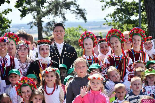 [WIDEO/FOTO] Występy zagranicznych zespołów podczas Śniadania na Trawie w Forcie Gaj. Ruszył 33. Międzynarodowy Festiwal Folkloru