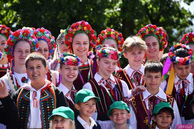 [WIDEO/FOTO] Występy zagranicznych zespołów podczas Śniadania na Trawie w Forcie Gaj. Ruszył 33. Międzynarodowy Festiwal Folkloru