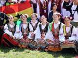 [WIDEO/FOTO] Występy zagranicznych zespołów podczas Śniadania na Trawie w Forcie Gaj. Ruszył 33. Międzynarodowy Festiwal Folkloru