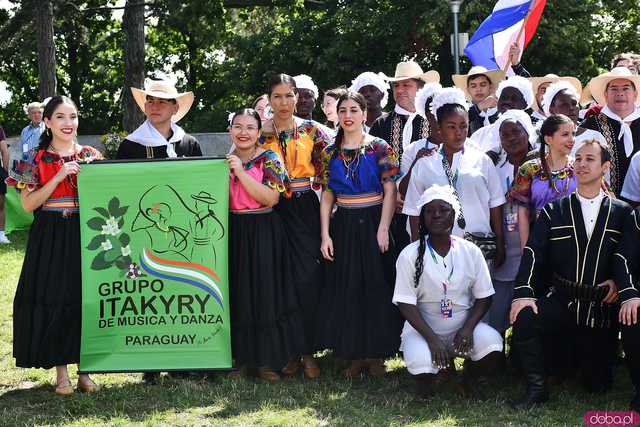 [WIDEO/FOTO] Występy zagranicznych zespołów podczas Śniadania na Trawie w Forcie Gaj. Ruszył 33. Międzynarodowy Festiwal Folkloru
