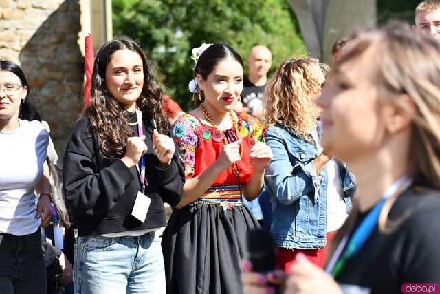 [WIDEO/FOTO] Występy zagranicznych zespołów podczas Śniadania na Trawie w Forcie Gaj. Ruszył 33. Międzynarodowy Festiwal Folkloru