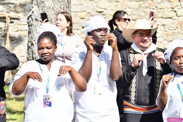 [WIDEO/FOTO] Występy zagranicznych zespołów podczas Śniadania na Trawie w Forcie Gaj. Ruszył 33. Międzynarodowy Festiwal Folkloru