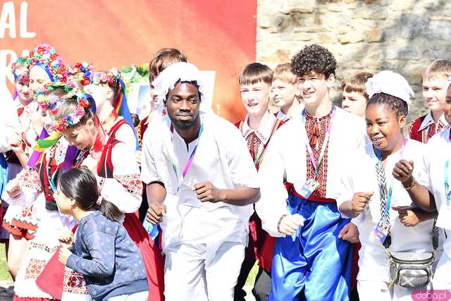 [WIDEO/FOTO] Występy zagranicznych zespołów podczas Śniadania na Trawie w Forcie Gaj. Ruszył 33. Międzynarodowy Festiwal Folkloru