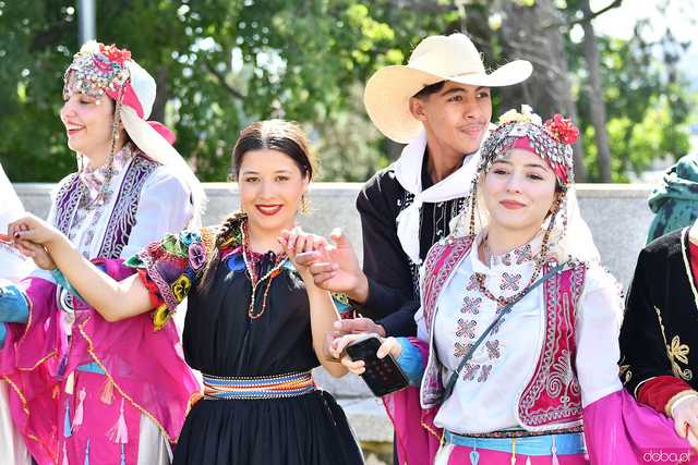[WIDEO/FOTO] Występy zagranicznych zespołów podczas Śniadania na Trawie w Forcie Gaj. Ruszył 33. Międzynarodowy Festiwal Folkloru