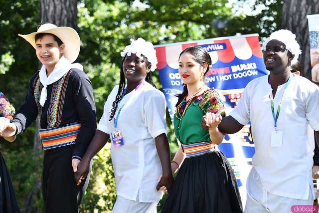 [WIDEO/FOTO] Występy zagranicznych zespołów podczas Śniadania na Trawie w Forcie Gaj. Ruszył 33. Międzynarodowy Festiwal Folkloru