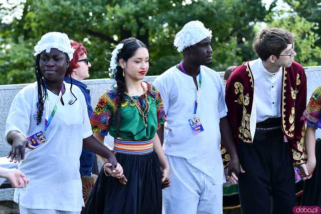 [WIDEO/FOTO] Występy zagranicznych zespołów podczas Śniadania na Trawie w Forcie Gaj. Ruszył 33. Międzynarodowy Festiwal Folkloru