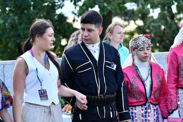 [WIDEO/FOTO] Występy zagranicznych zespołów podczas Śniadania na Trawie w Forcie Gaj. Ruszył 33. Międzynarodowy Festiwal Folkloru