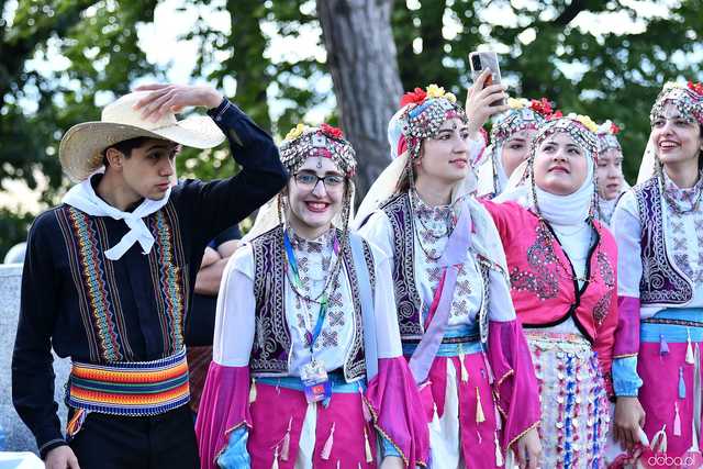 [WIDEO/FOTO] Występy zagranicznych zespołów podczas Śniadania na Trawie w Forcie Gaj. Ruszył 33. Międzynarodowy Festiwal Folkloru