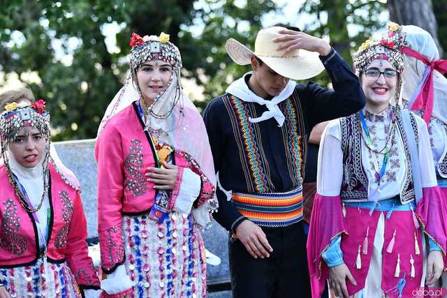 [WIDEO/FOTO] Występy zagranicznych zespołów podczas Śniadania na Trawie w Forcie Gaj. Ruszył 33. Międzynarodowy Festiwal Folkloru