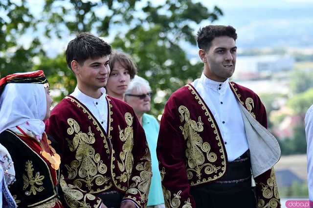 [WIDEO/FOTO] Występy zagranicznych zespołów podczas Śniadania na Trawie w Forcie Gaj. Ruszył 33. Międzynarodowy Festiwal Folkloru