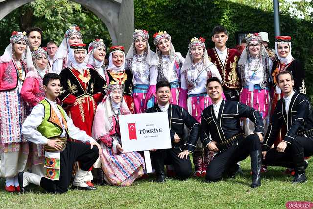 [WIDEO/FOTO] Występy zagranicznych zespołów podczas Śniadania na Trawie w Forcie Gaj. Ruszył 33. Międzynarodowy Festiwal Folkloru