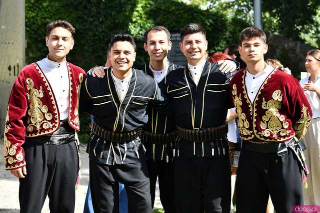 [WIDEO/FOTO] Występy zagranicznych zespołów podczas Śniadania na Trawie w Forcie Gaj. Ruszył 33. Międzynarodowy Festiwal Folkloru