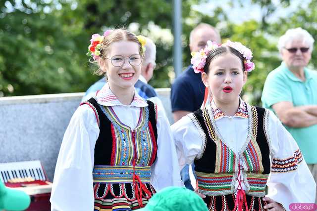 [WIDEO/FOTO] Występy zagranicznych zespołów podczas Śniadania na Trawie w Forcie Gaj. Ruszył 33. Międzynarodowy Festiwal Folkloru
