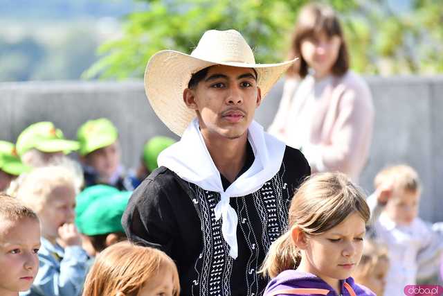 [WIDEO/FOTO] Występy zagranicznych zespołów podczas Śniadania na Trawie w Forcie Gaj. Ruszył 33. Międzynarodowy Festiwal Folkloru