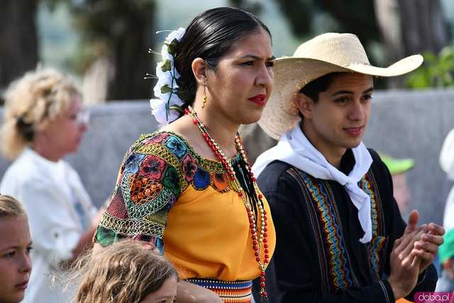 [WIDEO/FOTO] Występy zagranicznych zespołów podczas Śniadania na Trawie w Forcie Gaj. Ruszył 33. Międzynarodowy Festiwal Folkloru