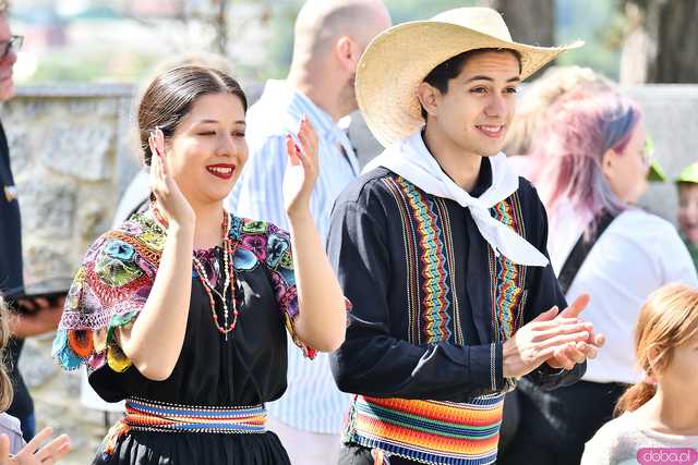 [WIDEO/FOTO] Występy zagranicznych zespołów podczas Śniadania na Trawie w Forcie Gaj. Ruszył 33. Międzynarodowy Festiwal Folkloru