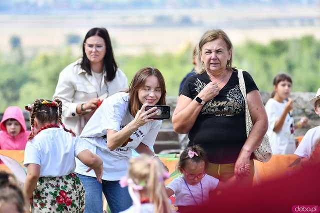 [WIDEO/FOTO] Występy zagranicznych zespołów podczas Śniadania na Trawie w Forcie Gaj. Ruszył 33. Międzynarodowy Festiwal Folkloru