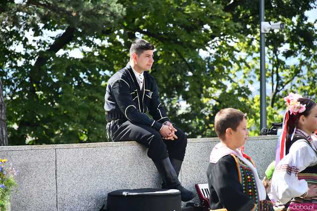 [WIDEO/FOTO] Występy zagranicznych zespołów podczas Śniadania na Trawie w Forcie Gaj. Ruszył 33. Międzynarodowy Festiwal Folkloru
