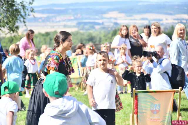 [WIDEO/FOTO] Występy zagranicznych zespołów podczas Śniadania na Trawie w Forcie Gaj. Ruszył 33. Międzynarodowy Festiwal Folkloru