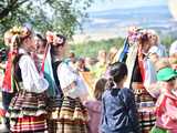 [WIDEO/FOTO] Występy zagranicznych zespołów podczas Śniadania na Trawie w Forcie Gaj. Ruszył 33. Międzynarodowy Festiwal Folkloru