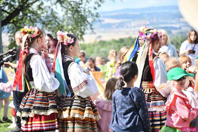[WIDEO/FOTO] Występy zagranicznych zespołów podczas Śniadania na Trawie w Forcie Gaj. Ruszył 33. Międzynarodowy Festiwal Folkloru