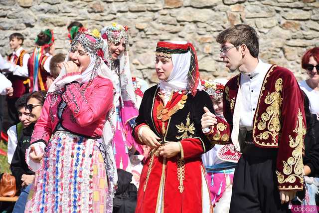 [WIDEO/FOTO] Występy zagranicznych zespołów podczas Śniadania na Trawie w Forcie Gaj. Ruszył 33. Międzynarodowy Festiwal Folkloru