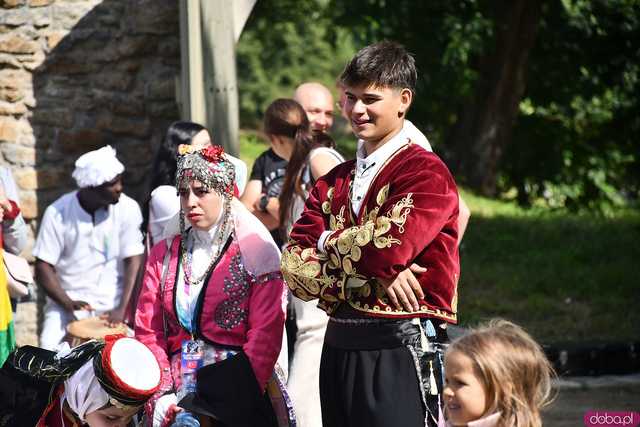 [WIDEO/FOTO] Występy zagranicznych zespołów podczas Śniadania na Trawie w Forcie Gaj. Ruszył 33. Międzynarodowy Festiwal Folkloru