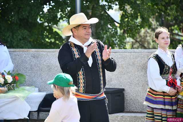 [WIDEO/FOTO] Występy zagranicznych zespołów podczas Śniadania na Trawie w Forcie Gaj. Ruszył 33. Międzynarodowy Festiwal Folkloru