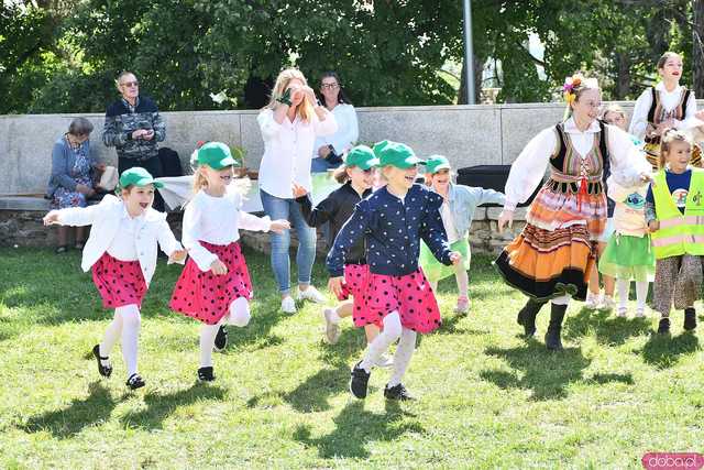 [WIDEO/FOTO] Występy zagranicznych zespołów podczas Śniadania na Trawie w Forcie Gaj. Ruszył 33. Międzynarodowy Festiwal Folkloru