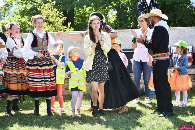 [WIDEO/FOTO] Występy zagranicznych zespołów podczas Śniadania na Trawie w Forcie Gaj. Ruszył 33. Międzynarodowy Festiwal Folkloru