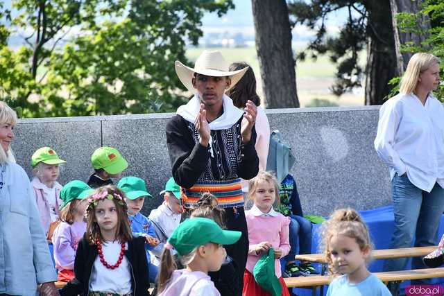 [WIDEO/FOTO] Występy zagranicznych zespołów podczas Śniadania na Trawie w Forcie Gaj. Ruszył 33. Międzynarodowy Festiwal Folkloru