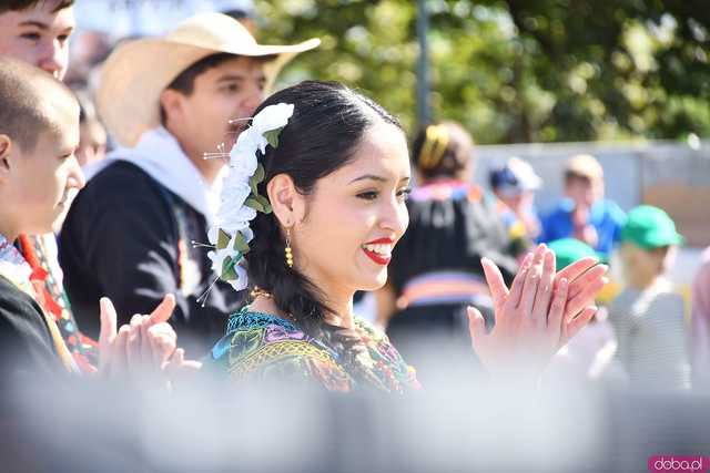 [WIDEO/FOTO] Występy zagranicznych zespołów podczas Śniadania na Trawie w Forcie Gaj. Ruszył 33. Międzynarodowy Festiwal Folkloru
