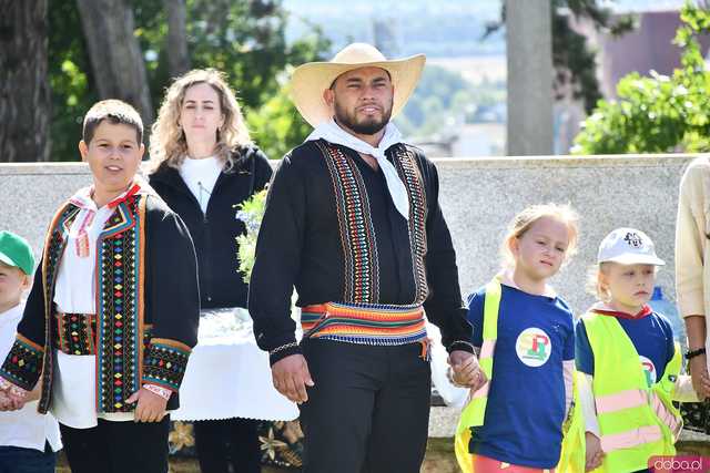 [WIDEO/FOTO] Występy zagranicznych zespołów podczas Śniadania na Trawie w Forcie Gaj. Ruszył 33. Międzynarodowy Festiwal Folkloru