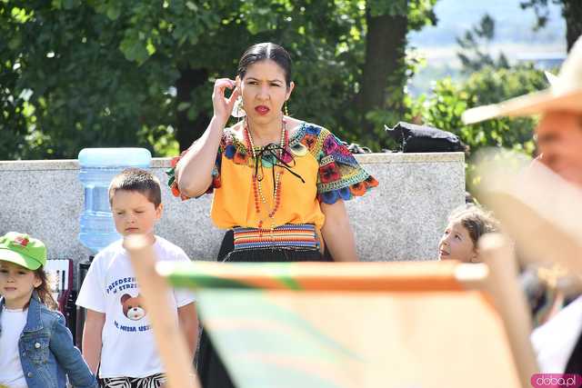 [WIDEO/FOTO] Występy zagranicznych zespołów podczas Śniadania na Trawie w Forcie Gaj. Ruszył 33. Międzynarodowy Festiwal Folkloru