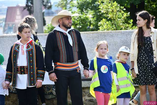 [WIDEO/FOTO] Występy zagranicznych zespołów podczas Śniadania na Trawie w Forcie Gaj. Ruszył 33. Międzynarodowy Festiwal Folkloru