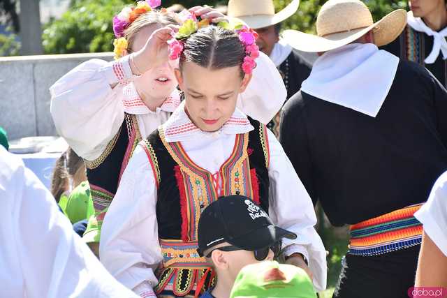 [WIDEO/FOTO] Występy zagranicznych zespołów podczas Śniadania na Trawie w Forcie Gaj. Ruszył 33. Międzynarodowy Festiwal Folkloru
