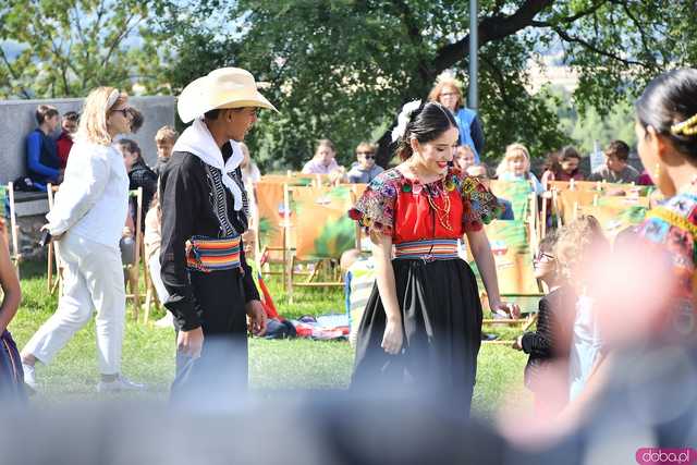 [WIDEO/FOTO] Występy zagranicznych zespołów podczas Śniadania na Trawie w Forcie Gaj. Ruszył 33. Międzynarodowy Festiwal Folkloru