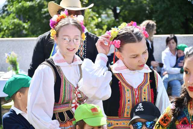 [WIDEO/FOTO] Występy zagranicznych zespołów podczas Śniadania na Trawie w Forcie Gaj. Ruszył 33. Międzynarodowy Festiwal Folkloru