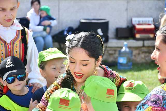 [WIDEO/FOTO] Występy zagranicznych zespołów podczas Śniadania na Trawie w Forcie Gaj. Ruszył 33. Międzynarodowy Festiwal Folkloru