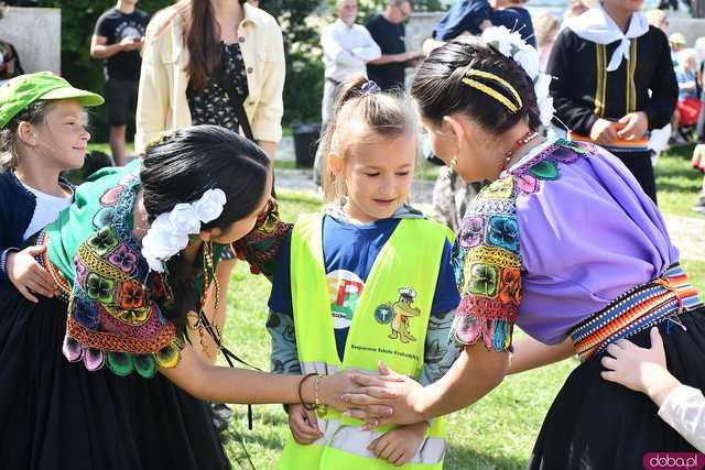[WIDEO/FOTO] Występy zagranicznych zespołów podczas Śniadania na Trawie w Forcie Gaj. Ruszył 33. Międzynarodowy Festiwal Folkloru